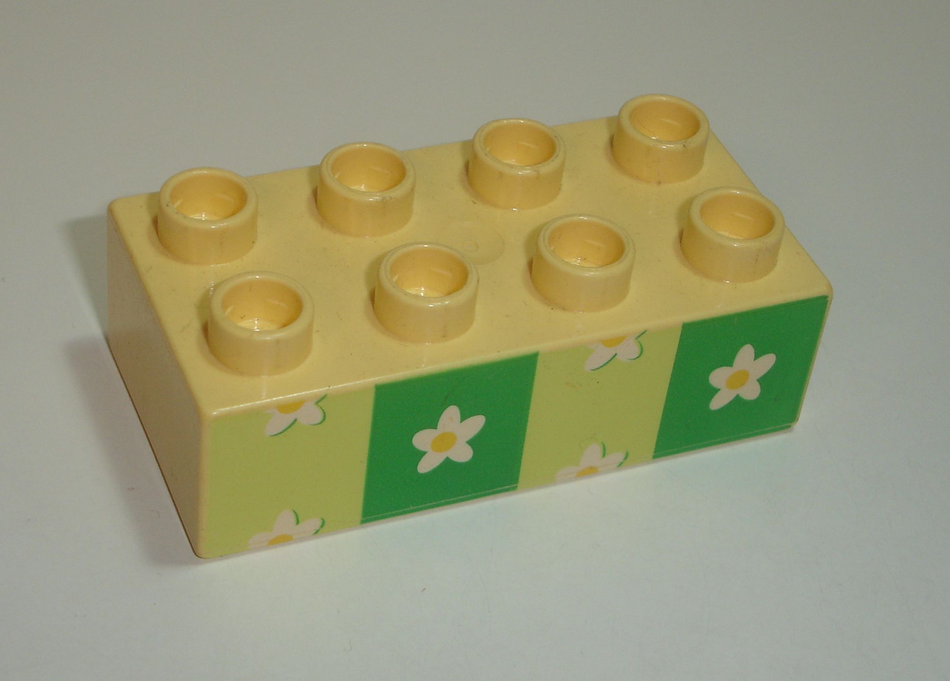 Lego Duplo D16090 (3011pb001) kostka 2x4 sv. žlutá s potiskem (tapeta s kytičkami, set 3278) 1 ks POUŽITÉ