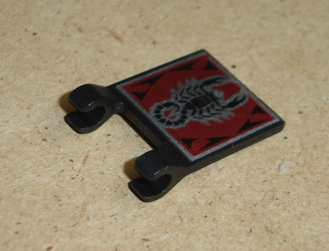 Lego 929996 (2335pb006) vlajka 2x2 s oboustranným potiskem (druhá strana škorpion) 1 ks POUŽITÉ