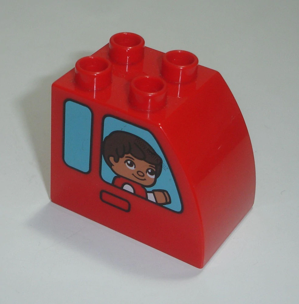 Lego Duplo D14905 (11344pb004) kostka 2x3x2 zakulacená červená s oboustranným potiskem (kluk a holka v okně auta) POUŽITÉ
