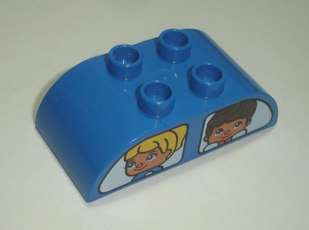 Lego Duplo D14925 (98223pb006) kostka 2x4 zakulacená modrá s oboustranným potiskem (3 děti a pes v okně auta) POUŽITÉ