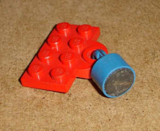 Lego 260775 (737ac04) destička speciální 2x4 magnet 1 ks POUŽITÉ