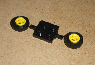 Lego 635276 (4600, 4624, 3139) náprava + 2 ks kolo 8 mm s pneu  POUŽITÉ