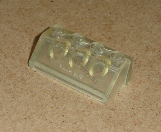 Lego 300507-2 (3037) šikmá, střecha 45 2x4 zežloutlé 1 ks POUŽITÉ