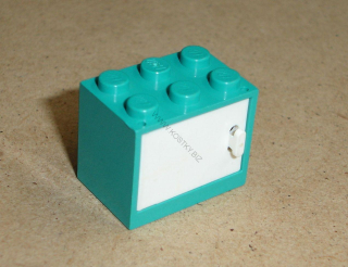 Lego 925040-2 (4532a, 4533) polička, skříňka 2x3x2 s bílými dvířky POUŽITÉ