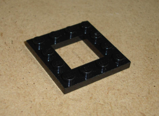 Lego 261150 (64799) destička speciální 4x4 s dírou 2x2 1 ks POUŽITÉ