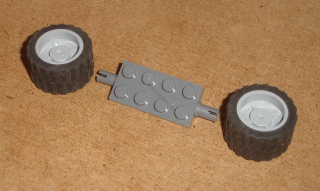 Lego 636256 (30157, 30285, 30648 / 89201) náprava + 2x kolo 18mm D. x 14mm s gumou 24 x 14 POUŽITÉ