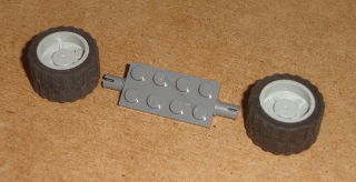 Lego 636261 (30157, 30285, 30648 / 89201) náprava + 2x kolo 18mm D. x 14mm s gumou 24 x 14 POUŽITÉ