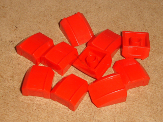 Lego 701365-X (30602) šikmá, zakulacená 2x2 10 ks POUŽITÉ