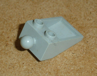 Lego 310140 (4089) šikmá, inverted 33 3x2 s koulí 1 ks POUŽITÉ