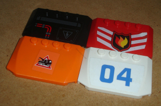 Lego 770833-2X (52031) zešikmená kostka 4x6x2/3 kapota s nálepkou nebo potiskem 4 ks POUŽITÉ