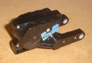 Lego 649561 (motor8) podvozek, motor 10x5x4 (zpětné natahování) s nálepkou 1 ks POUŽITÉ