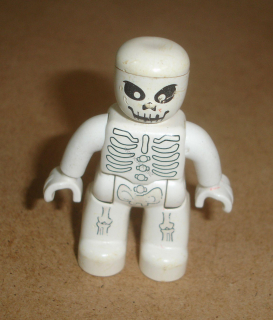 Lego Duplo D81573-2 (47394pb049) figurka kostlivec (horší stav viz foto, místy zežloutlý) POUŽITÉ