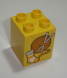 Lego Duplo D14013 (31110pb097) kostka 2x2x2 žlutá s potiskem (pletení - vlna a jehlice) POUŽITÉ
