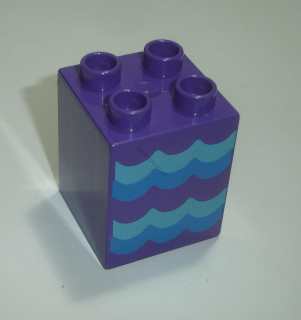 Lego Duplo D14480 (31110pb083) kostka 2x2x2 tm. fialová s potiskem (vlny) POUŽITÉ