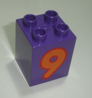 Lego Duplo D14483 (31110pb081) kostka 2x2x2 tm. fialová s potiskem (číslo "9") POUŽITÉ