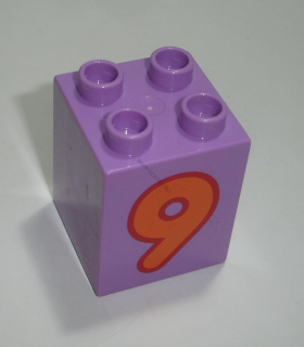 Lego Duplo D14511 (31110pb081) kostka 2x2x2 med. lavender s potiskem (číslo "9") POUŽITÉ