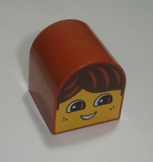 Lego Duplo D14620 (3664pb20) kostka 2x2x2 zakulacená tm. oranžová s potiskem (obličej - chlapec) POUŽITÉ