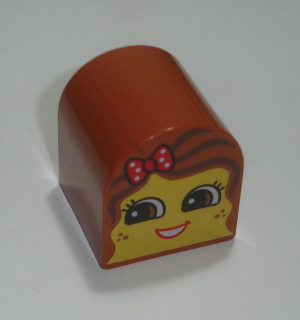 Lego Duplo D14621 (3664pb21) kostka 2x2x2 zakulacená tm. oranžová s potiskem (obličej - holka) POUŽITÉ