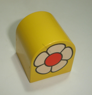 Lego Duplo D14644 (3664pb09) kostka 2x2x2 zakulacená žlutá s potiskem (květina) POUŽITÉ