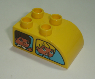 Lego Duplo D14807 (2302pb08) kostka 2x3 zakulacená žlutá s oboustranným potiskem (okno auta s obličeji) POUŽITÉ