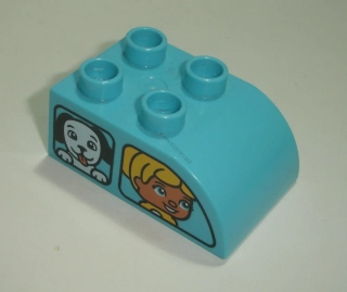 Lego Duplo D14811 (2302pb07) kostka 2x3 zakulacená med. azurová s oboustranným potiskem (okno auta s obličejem, kočkou a psem) POUŽITÉ