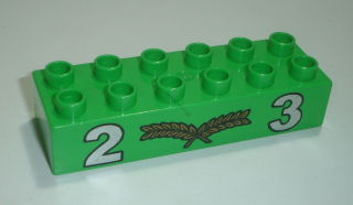 Lego Duplo D15415 (2300pb002) kostka 2x6 sv. zelená s potiskem (stupně vítězů - pozice 2 a 3) POUŽITÉ