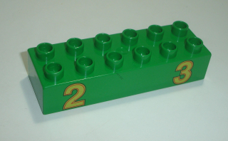 Lego Duplo D15416 (2300pb001) kostka 2x6 zelená s potiskem (stupně vítězů - pozice 2 a 3) POUŽITÉ