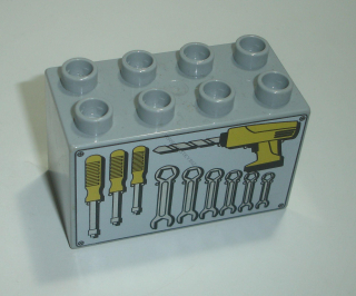 Lego Duplo D15865 (31111pb037) kostka 2x4x2 sv. šedá s potiskem (nářadí z autoopravny) POUŽITÉ