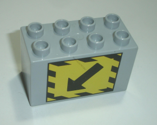 Lego Duplo D15866 (31111pb024) kostka 2x4x2 sv. šedá s potiskem (šipka) POUŽITÉ