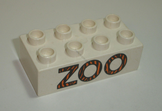 Lego Duplo D16005-2 (3011pb016) kostka 2x4 bílá s potiskem (nápis "ZOO"), lehce zežloutlé 1 ks POUŽITÉ