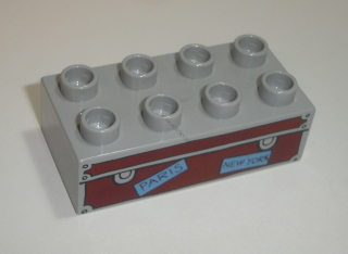 Lego Duplo D16033 (3011pb004) kostka 2x4 sv. šedá s potiskem (kufr s nápisy PARIS a NEW YORK) 1 ks POUŽITÉ