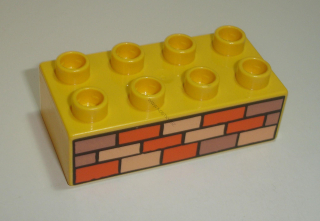 Lego Duplo D16042 (3011pb002) kostka 2x4 žlutá s potiskem (cihlová zeď) 1 ks POUŽITÉ
