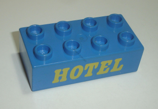 Lego Duplo D16080 (3011pb011) kostka 2x4 modrá s potiskem (nápis "HOTEL") 1 ks POUŽITÉ