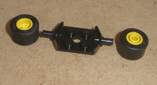 Lego 635502 (6157, 30027a, 30028) náprava + 2x kolo 8 mm se širokou pneu POUŽITÉ