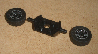 Lego 635543 (6157, 50944pb01, 42611) náprava s 2 koly 11mm D. x 6mm a s gumou 14mm D. x 6mm POUŽITÉ