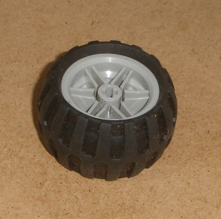 Lego 636860 (56145, 61481) kolo 30.4mm x D. 20mm s pneu 43,2mm D. x 26mm 1 ks POUŽITÉ