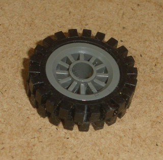 Lego 637960 (30155, 3483 / 61254) kolo paprskové 2x2 s pneu 24mm D. x 8mm 1 ks POUŽITÉ