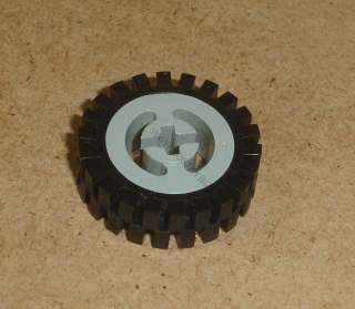 Lego 638085 (3482, 3483)  kolo s rozd. dírou pro osu s pneu 24mm D. x 8mm 1 ks POUŽITÉ