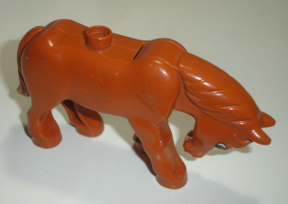 Lego Duplo D00606-5 (horse02c01pb02) kůň tm. oranžový, kývací hlava (stav viz foto, nedrží hlava) POUŽITÉ