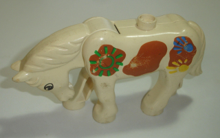 Lego Duplo D00609-2 (horse02c01pb04) kůň bílý indiánský, kývací hlava (horší stav viz foto, poškrábané, zežloutlé, nedrží hlava) POUŽITÉ