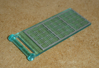 Lego 930429 (30292pb008) vlajka 7x3 s tyčkou s nálepkou (solární panel) 1 ks POUŽITÉ