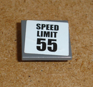 Lego 939130 (30258pb033) dopravní značka s nálepkou "SPEED LIMIT 55" 1 ks POUŽITÉ