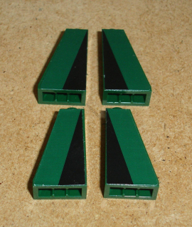 Lego 305095-2X (4460b) šikmá 75 2x1x3 s nálepkou (set 10242) 4 ks POUŽITÉ