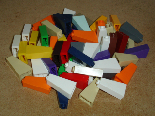 Lego 305181-X (4460b) šikmá 75 2x1x3 (mix barev, horší stav viz foto, vrypy, zežloutlé) 57 ks POUŽITÉ