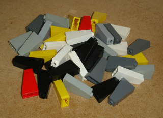 Lego 305272-X (4460a) šikmá 75 2x1x3 (horší stav, škrábance, zežloutlé) 40 ks POUŽITÉ