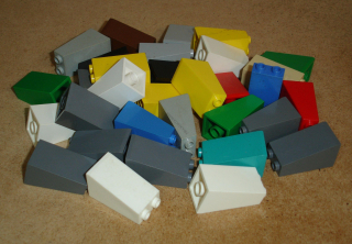 Lego 305461-X (3684a) šikmá 75 2x2x3 (mix barev, horší stav, škrábance, zežloutlé apod.) 32 ks POUŽITÉ