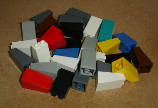 Lego 305462-X (3684a) šikmá 75 2x2x3 (mix barev, horší stav, škrábance, zežloutlé apod.) 30 ks POUŽITÉ