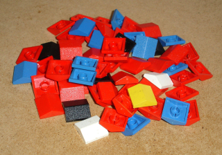 Lego 301126-X (3300) šikmá 33 2x2 vrch střechy (horší stav, škrábance, zežloutlé) 60 ks POUŽITÉ