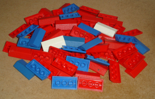 Lego 301171-X (3299) šikmá 33 2x4 vrch střechy (horší stav, škrábance, zežloutlé) 82 ks POUŽITÉ